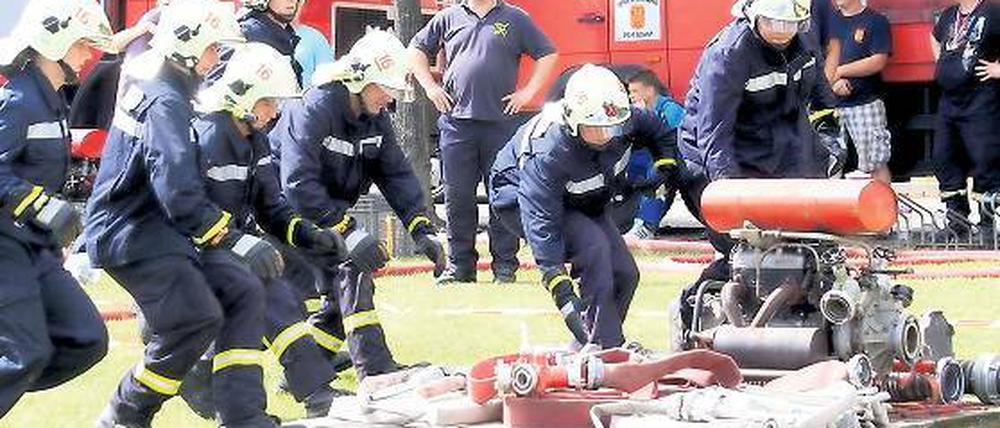 Löschwasserangriff mit „Tragkraftspritze“: Eine Potsdamer Feuerwehr-Mannschaft im Wettbewerbseinsatz.