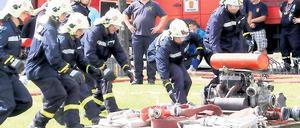 Löschwasserangriff mit „Tragkraftspritze“: Eine Potsdamer Feuerwehr-Mannschaft im Wettbewerbseinsatz.