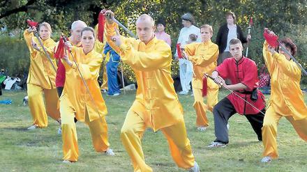 Choreografie mit Schwertern: Mitglieder des Potsdamer Zentrums für Chinesische Heil- und Kampfkünste demonstrierten bei Fest „Feuer und Wasser“ auf der Freundschaftsinsel ihr Können bei Kung-Fu- und Taiji-Vorführungen.