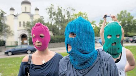 Stilecht. Solidaritätsaktion mit der Punkband Pussy Riot unter Masken.