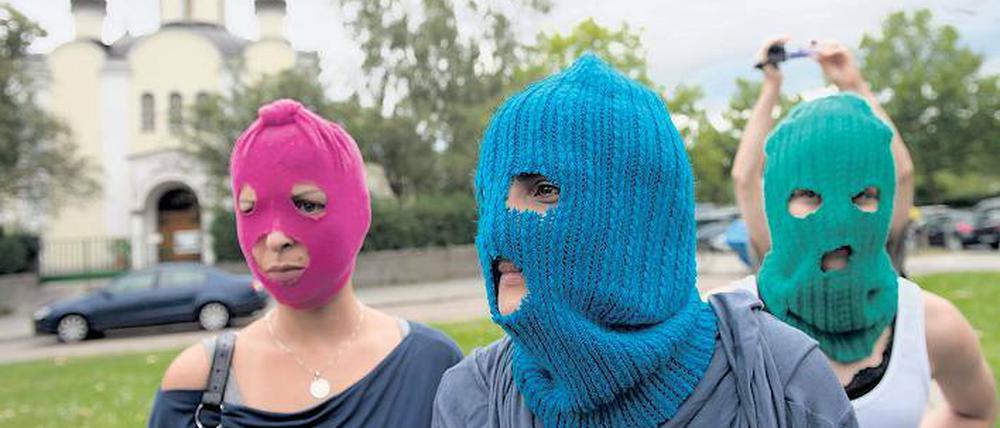 Stilecht. Solidaritätsaktion mit der Punkband Pussy Riot unter Masken.
