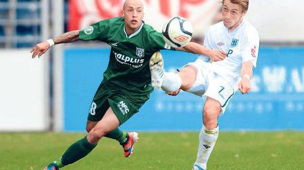 Viel Kampf. Angelo Hauk vom Halleschen FC (links) und SVB-Urgestein Matthias Rudolph liefern sich eines der vielen umkämpften Duelle am Sonntag. Am Ende siegte der Gast mit 1:0 und brachte Nulldrei die erste Heimniederlage der Saison bei.