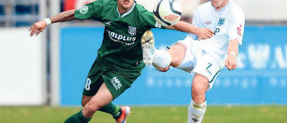 Viel Kampf. Angelo Hauk vom Halleschen FC (links) und SVB-Urgestein Matthias Rudolph liefern sich eines der vielen umkämpften Duelle am Sonntag. Am Ende siegte der Gast mit 1:0 und brachte Nulldrei die erste Heimniederlage der Saison bei.