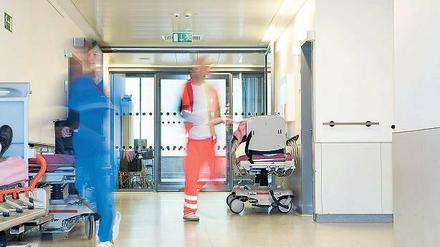 Kostbare Hilfe. Mehr als 38 800 Patienten wurden im vergangenen Jahr im Klinikum „Ernst von Bergmann“ stationär behandelt. Nun sollen die Beschäftigen mehr Geld bekommen – aber nicht so viel mehr wie die Kollegen im öffentlichen Dienst.