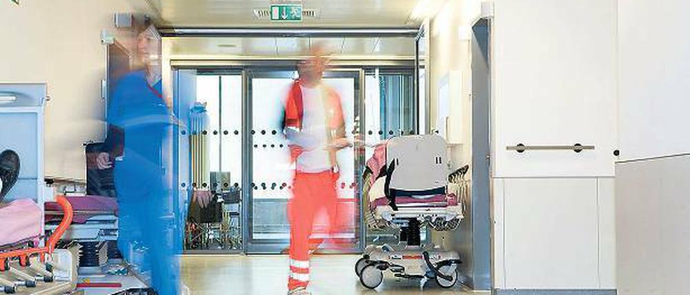 Kostbare Hilfe. Mehr als 38 800 Patienten wurden im vergangenen Jahr im Klinikum „Ernst von Bergmann“ stationär behandelt. Nun sollen die Beschäftigen mehr Geld bekommen – aber nicht so viel mehr wie die Kollegen im öffentlichen Dienst.