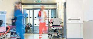 Kostbare Hilfe. Mehr als 38 800 Patienten wurden im vergangenen Jahr im Klinikum „Ernst von Bergmann“ stationär behandelt. Nun sollen die Beschäftigen mehr Geld bekommen – aber nicht so viel mehr wie die Kollegen im öffentlichen Dienst.