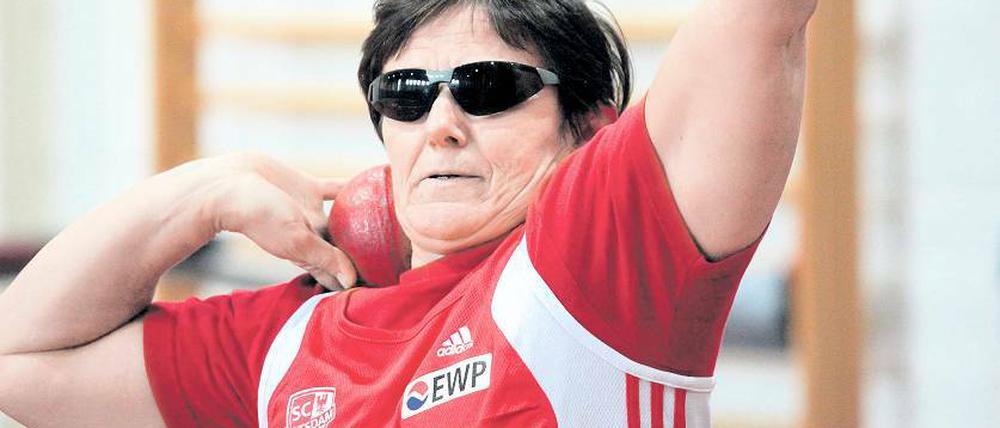 Mit Medaillenambitionen nach London. Bei den Deutschen Meisterschaften in Berlin stieß Martina Willing die Kugel kürzlich auf die neue Weltrekordweite von 8,92 Meter.