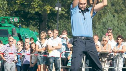 Mit Biss. Die Diensthunde des brandenburgischen Polizeipräsidiums in Potsdam zeigten am Donnerstag den rund 1500 Besuchern des Tages der Offenen Tür, was in ihnen steckt.