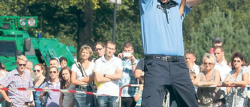 Mit Biss. Die Diensthunde des brandenburgischen Polizeipräsidiums in Potsdam zeigten am Donnerstag den rund 1500 Besuchern des Tages der Offenen Tür, was in ihnen steckt.