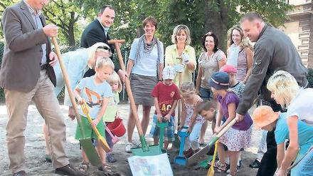 Erdarbeiten: Oberlin-Kitakinder schaffen Platz für ein neues Spielhaus.