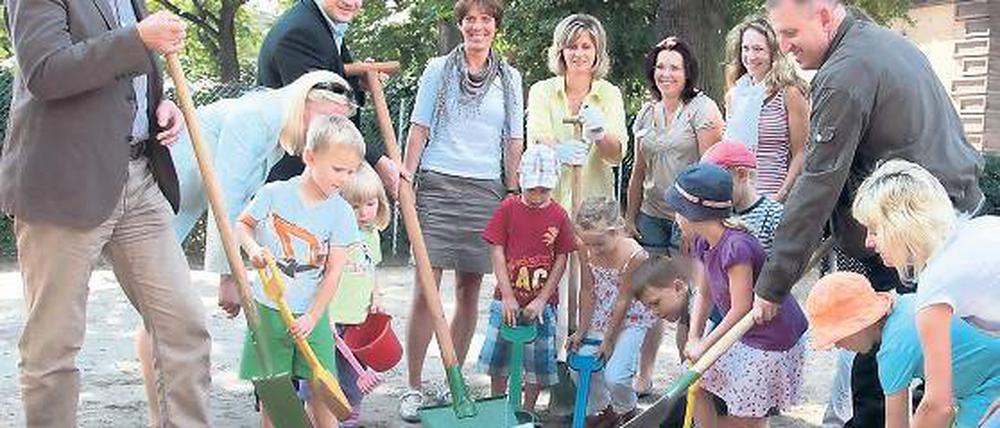Erdarbeiten: Oberlin-Kitakinder schaffen Platz für ein neues Spielhaus.