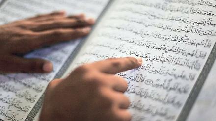 Verschiedene Deutungen. Während der Soziologe Wahied Wahdat-Hagh der Religionsschule in Qom militanten Messianismus unterstellt, attestieren die Potsdamer Religionswissenschaftler ihrem Kooperationspartner eine Offenheit für andere Denkweisen.