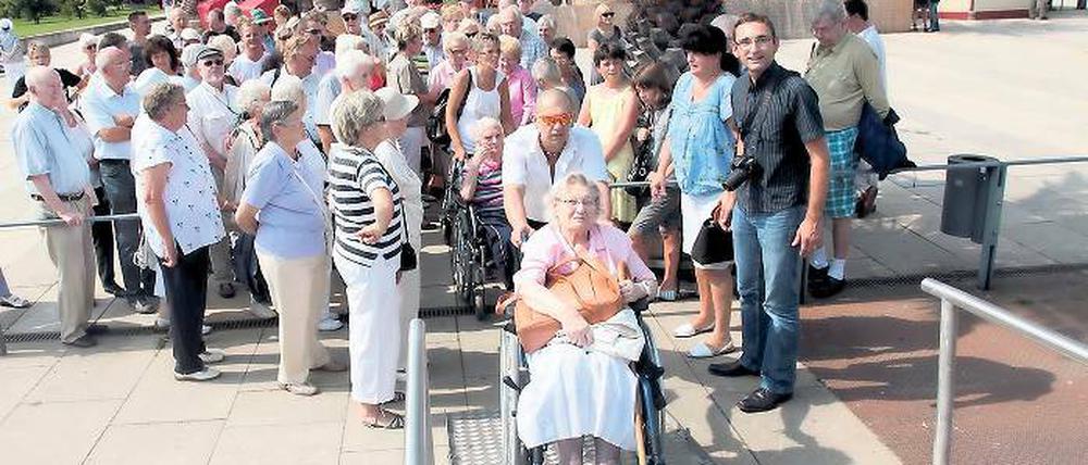 Leinen los. Senioren und ihre Begleiter an der Anlegestelle.