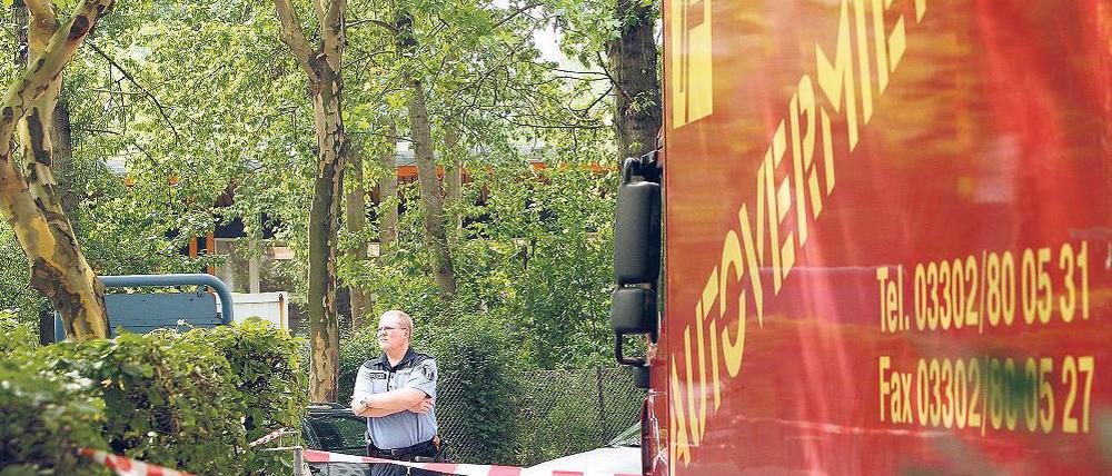 Geräumt. Die Entrümpler fuhren mit einem Lastwagen vor.