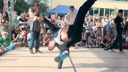 Staunen lassen. Mit befremdliche Verrenkungen und körperliche Höchstleistungen überraschten die Crews der internationalen Breakdance-Battle beim Kiezfest „Plattenspieler B-Seite“.