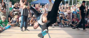 Staunen lassen. Mit befremdliche Verrenkungen und körperliche Höchstleistungen überraschten die Crews der internationalen Breakdance-Battle beim Kiezfest „Plattenspieler B-Seite“.