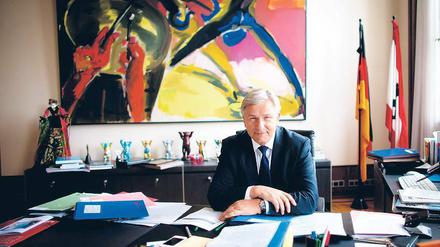 Viel vor sich. Klaus Wowereit, Bürgermeister und Aufsichtsratsvorsitzender und derzeit – für ihn eine neue Erfahrung – auch Buhmann der Nation.