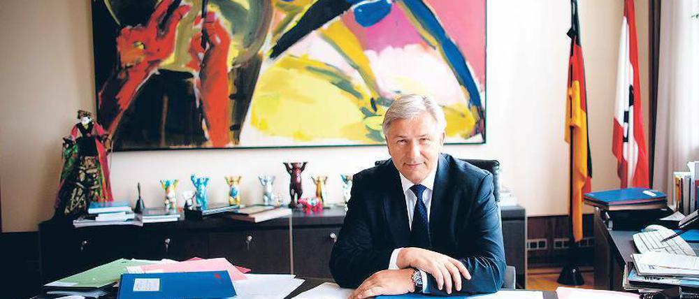 Viel vor sich. Klaus Wowereit, Bürgermeister und Aufsichtsratsvorsitzender und derzeit – für ihn eine neue Erfahrung – auch Buhmann der Nation.