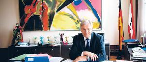 Viel vor sich. Klaus Wowereit, Bürgermeister und Aufsichtsratsvorsitzender und derzeit – für ihn eine neue Erfahrung – auch Buhmann der Nation.
