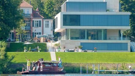 Laut: Aktivisten beschallten am Sonntag auf dem Griebnitzsee von einem Holzhausboot aus die Villa des BER-Flughafen-Geschäftsführers Rainer Schwarz mit Fluglärm. Die Aktion verlief ohne größere Zwischenfälle.