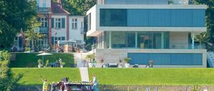 Laut: Aktivisten beschallten am Sonntag auf dem Griebnitzsee von einem Holzhausboot aus die Villa des BER-Flughafen-Geschäftsführers Rainer Schwarz mit Fluglärm. Die Aktion verlief ohne größere Zwischenfälle.