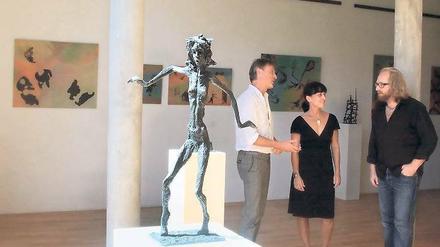 Kunst im alten Kino. Das frühere Resi als Wohnhaus ist allein schon zum Staunen, kongenial dazu die an Giaccometti erinnernden Kleinplastiken Uwe Kahls.