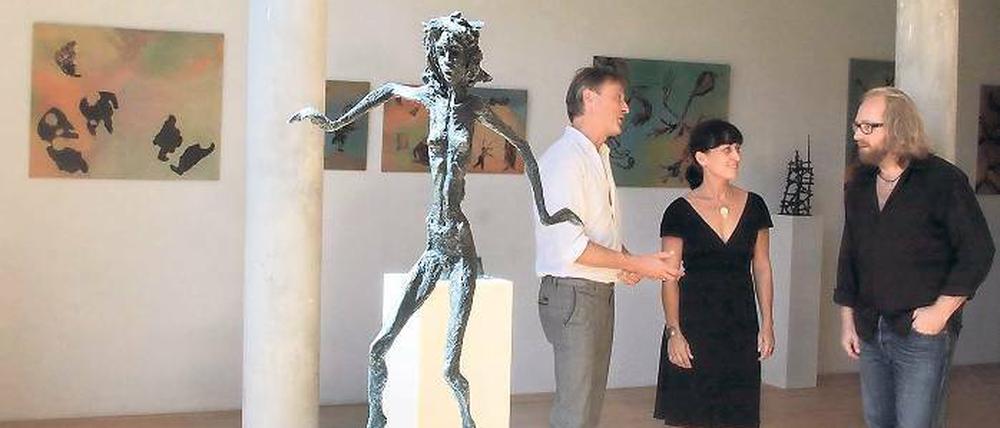 Kunst im alten Kino. Das frühere Resi als Wohnhaus ist allein schon zum Staunen, kongenial dazu die an Giaccometti erinnernden Kleinplastiken Uwe Kahls.