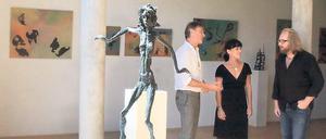 Kunst im alten Kino. Das frühere Resi als Wohnhaus ist allein schon zum Staunen, kongenial dazu die an Giaccometti erinnernden Kleinplastiken Uwe Kahls.