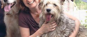 Wieder daheim. Micky mit ihrem Frauchen Sigrid Varduhn und dem ersten Blutspender Ben (links).