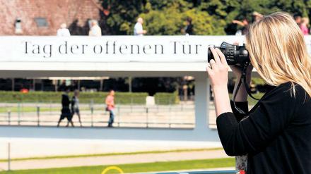 Wie sieht’s denn hier aus? Ausgerüstet mit Fotokamera und Personalausweis können Interessierte das sonst abgeschirmte Innere der Ministerien kennenlernen. Auch der Kanzlerpark – sonst hinter hohen Mauern verborgen und nur über die doppelstöckige Brücke über die Spree (Foto) erreichbar – ist zu erkunden. Am Sonntag ab 14 Uhr kommt die Chefin höchstselbst für zwei Stunden zu den Besuchern.