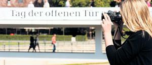 Wie sieht’s denn hier aus? Ausgerüstet mit Fotokamera und Personalausweis können Interessierte das sonst abgeschirmte Innere der Ministerien kennenlernen. Auch der Kanzlerpark – sonst hinter hohen Mauern verborgen und nur über die doppelstöckige Brücke über die Spree (Foto) erreichbar – ist zu erkunden. Am Sonntag ab 14 Uhr kommt die Chefin höchstselbst für zwei Stunden zu den Besuchern.