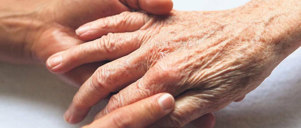 Helfende Hand. Beauftragte Betreuer kümmern sich um bedürftige Menschen. Fotografieren lassen wollen sich die meisten nicht – um das Vertrauensverhältnis nicht zu gefährden.