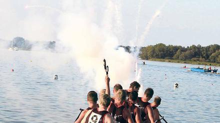 Feuerwerk im Ziel. Potsdams Achtercanadier gestern nach seinem Sieg.