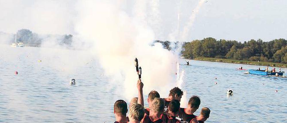 Feuerwerk im Ziel. Potsdams Achtercanadier gestern nach seinem Sieg.