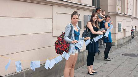 Recht schaffen. 293 Petitionspostkarten gegen die Schließung der Potsdamer Jura-Fakultäten haben Studierende am Donnerstag dem Wissenschaftsministerium übergeben.