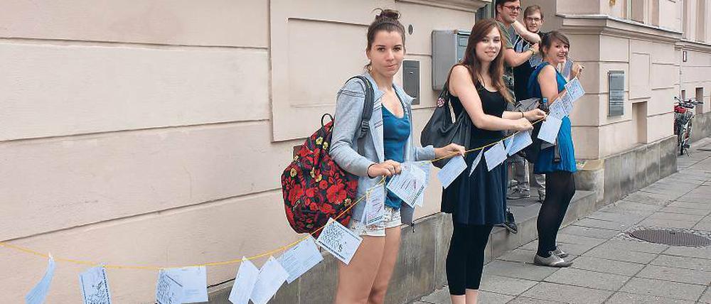 Recht schaffen. 293 Petitionspostkarten gegen die Schließung der Potsdamer Jura-Fakultäten haben Studierende am Donnerstag dem Wissenschaftsministerium übergeben.