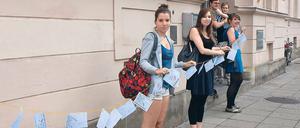 Recht schaffen. 293 Petitionspostkarten gegen die Schließung der Potsdamer Jura-Fakultäten haben Studierende am Donnerstag dem Wissenschaftsministerium übergeben.