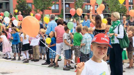 An den roten Mützen der Dekra waren sie zu erkennen: Diese Erstklässler waren die ersten, die an der Grundschule im Bornstedter Feld eingeschult wurden. Derzeit sind es sieben erste, zweite und dritte Klassen, die hier lernen. Die Schule ist dreizügig geplant.