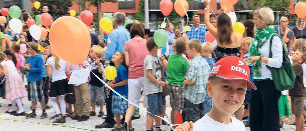 An den roten Mützen der Dekra waren sie zu erkennen: Diese Erstklässler waren die ersten, die an der Grundschule im Bornstedter Feld eingeschult wurden. Derzeit sind es sieben erste, zweite und dritte Klassen, die hier lernen. Die Schule ist dreizügig geplant.