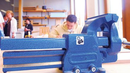 An die Werkbank. Viele Ausbildungsplätze können in diesem Jahr in Brandenburg nicht besetzt werden, da es zu wenige Bewerber im Land gibt. Dies kann auch eine Chance für Berliner Jugendliche sein.