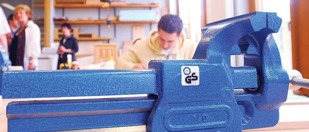 An die Werkbank. Viele Ausbildungsplätze können in diesem Jahr in Brandenburg nicht besetzt werden, da es zu wenige Bewerber im Land gibt. Dies kann auch eine Chance für Berliner Jugendliche sein.