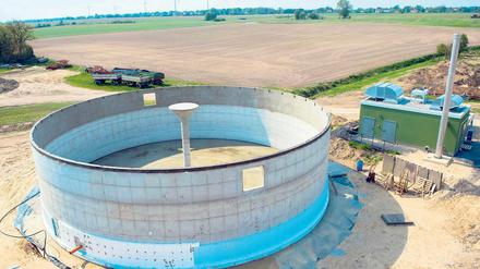 Hunger. Bau einer Biogas-Anlage bei Sieversdorf (Oder-Spree). Wegen der steigenden Zahl von Biogas-Anlagen in Brandenburg hat auch der Bedarf an Mais als Rohstoff zur Energiegewinnung zugenommen. Gab es 2005 landesweit noch 34 Anlagen, sind es heute 280.