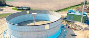 Hunger. Bau einer Biogas-Anlage bei Sieversdorf (Oder-Spree). Wegen der steigenden Zahl von Biogas-Anlagen in Brandenburg hat auch der Bedarf an Mais als Rohstoff zur Energiegewinnung zugenommen. Gab es 2005 landesweit noch 34 Anlagen, sind es heute 280.