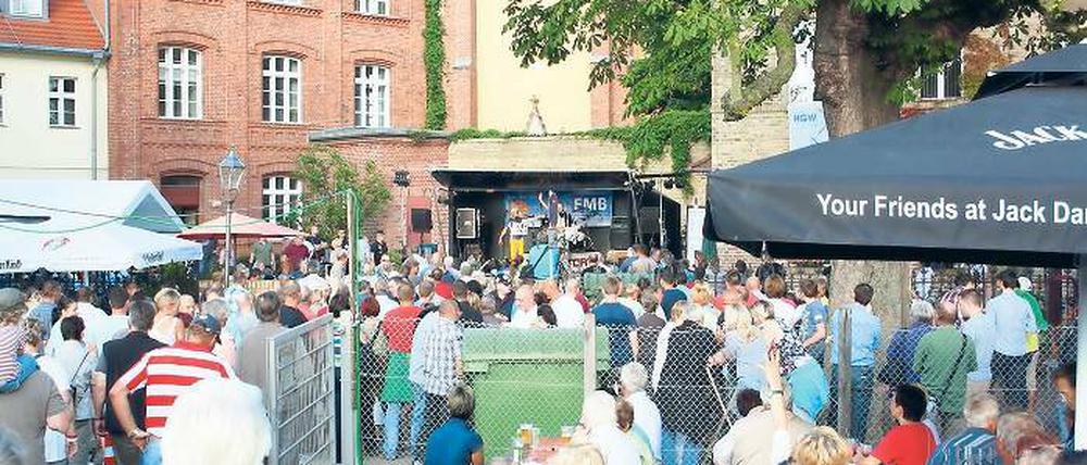 Freude oder Ärgernis? Den Bühnenlärm vom Mühlenfest konnte man bis zum Glindowsee hören.
