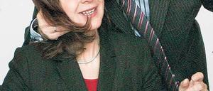 Karnikelgriff. Die Tiere erstarren dabei, dann lassen sie sich tragen. Platzeck versuchte es mit Kaiser, trug sie in die Mitverantwortung. Es ist das Symbolfoto vom Herbst 2009.