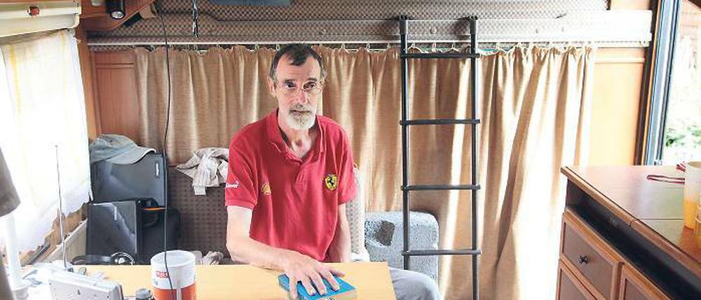Leben im Fiat Liberty. Michael Dalchow wohnt seit zwei Jahren in einem Wohnwagen, abgestellt auf einem Parkplatz in Bornstedt. Hinter ihm ist sein Schlafplatz, ein Bett über der Fahrerkabine.