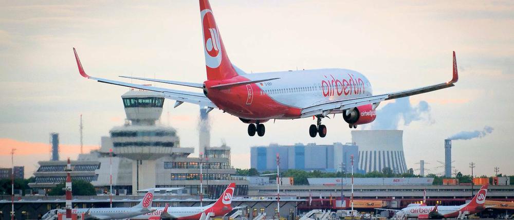 Altstandort. Zahlreiche Unternehmer hatten bereits den Umzug von Tegel nach Schönefeld geplant. Wegen der verschobenen Eröffnung fordern sie von der Flughafengesellschaft nun Schadenersatz.