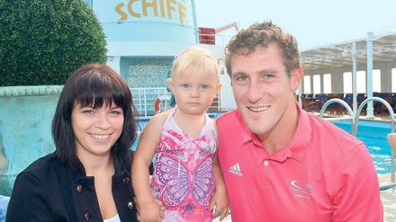 Familienglück auch auf dem Meer. Sebastian Brendel mit Hanna und Romy.