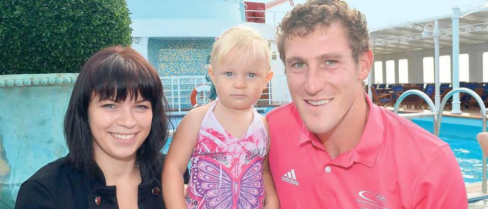 Familienglück auch auf dem Meer. Sebastian Brendel mit Hanna und Romy.