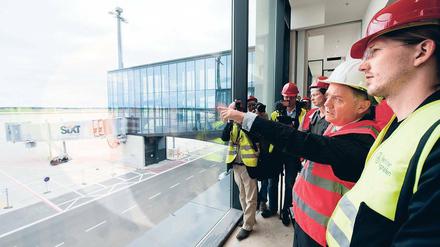Anschauungsunterricht. Flughafenchef Rainer Schwarz (2.v.r.) empfing Mitte Juli die Berliner Piratenfraktion auf der Flughafen-Baustelle in Schönefeld. Martin Delius (r.) soll den Vorsitz beim parlamentarischen BER-Untersuchungsausschuss übernehmen.